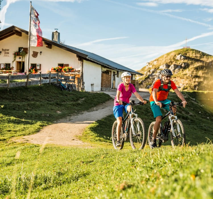 e-bike-fahrer-auf-der-huberalm-in-den-kitzbueheler-alpen